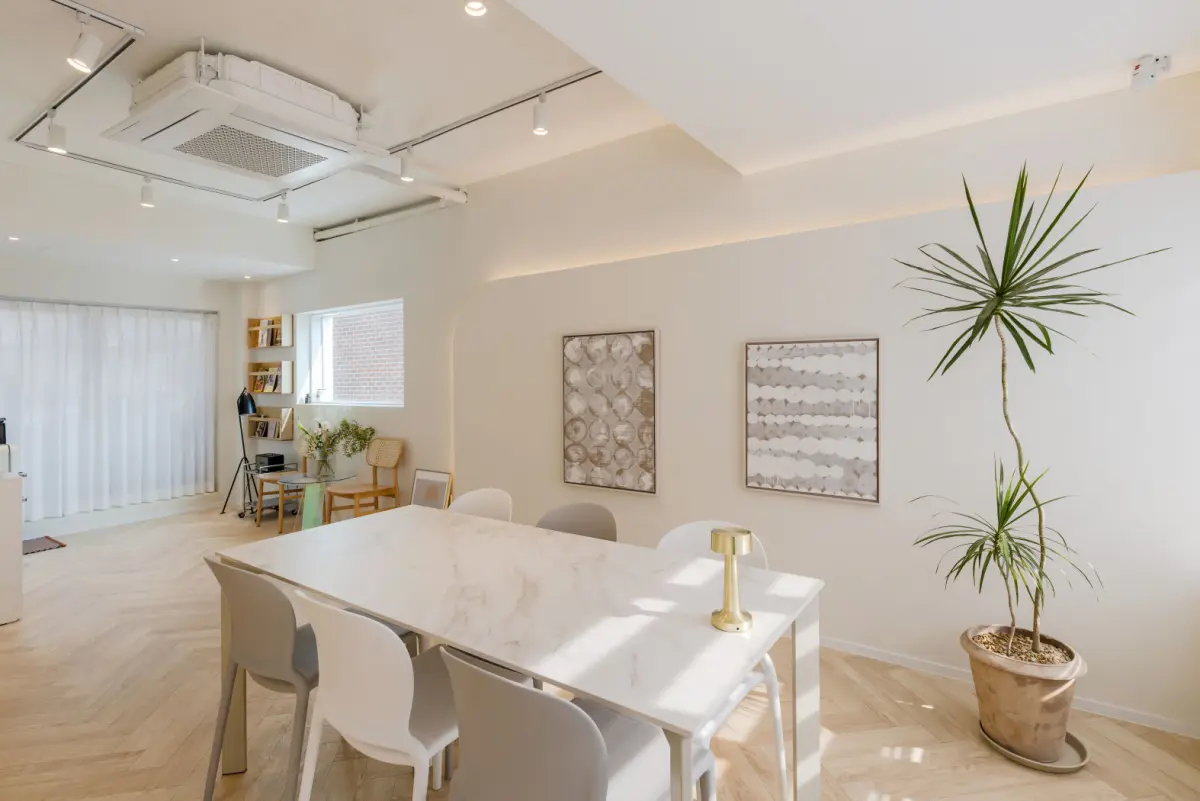 자연광 가득한 미니멀 감성 연남동 오피스 인테리어